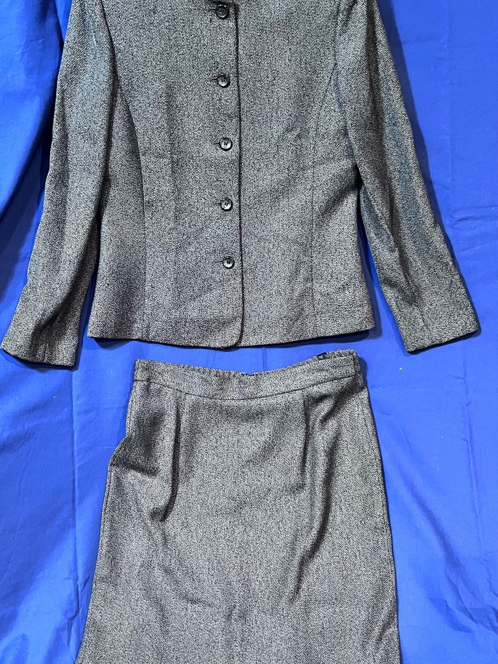 Classic Tailored AmandaSmith Petite 8P Gray Textured Skirt Suit, 2-Pc Career Set